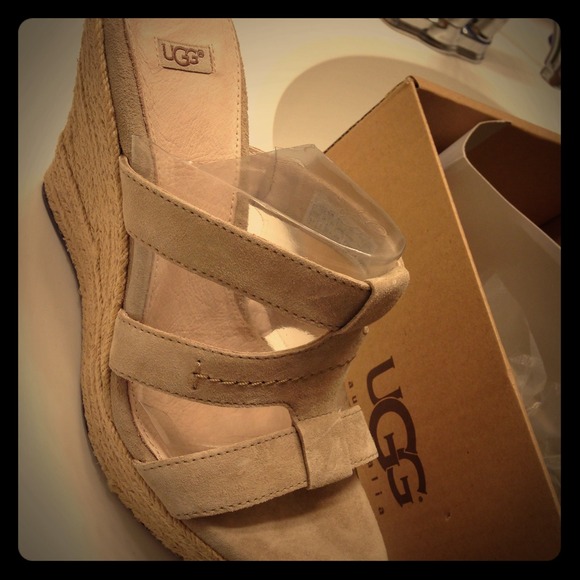 Price drop! Brand New Auth Ugg Wedge 9.5