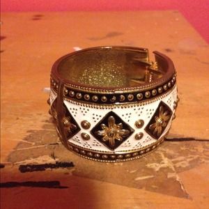 Metal flower bracelet