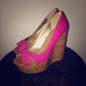 Cute fuchsia wedges!