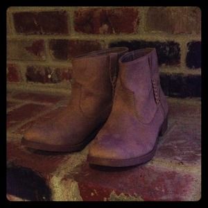 Super cute Ankle boots, size 7!!