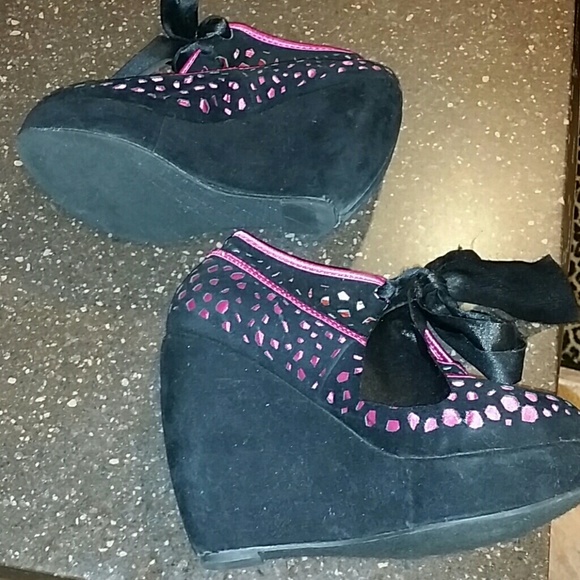 Black Wedge/ platform Heels - Picture 2 of 2