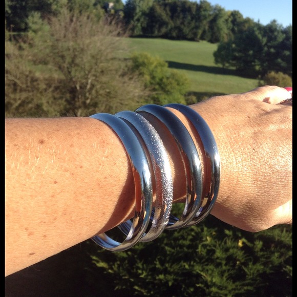 Jewelry - 🔥Silver toned & Gunmetal toned Bangle Bracelet🔥