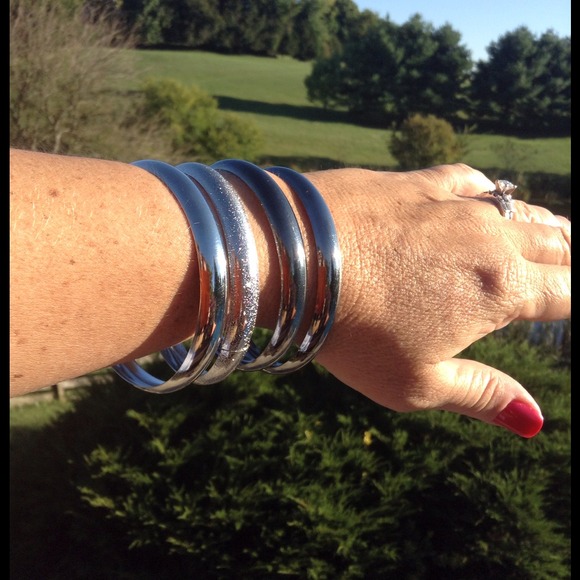 🔥Silver toned & Gunmetal toned Bangle Bracelet🔥 - Picture 2 of 2