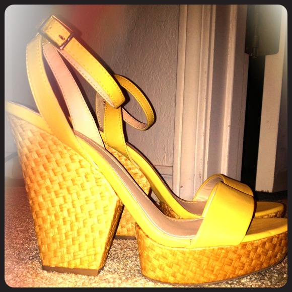 Chunky yellow sandal