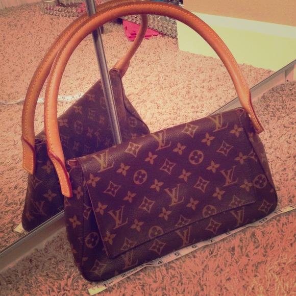 Louis Vuitton Handbags - Small looping bag Louis Vutton. Great condition