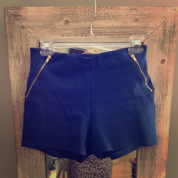 Stylish High-Waist Shorts W/ Gold Zipper. Sz Sm