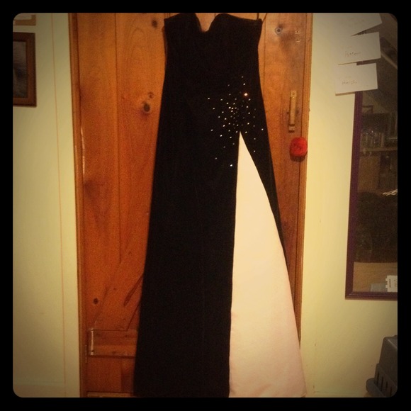 Velvet floor-length prom dress