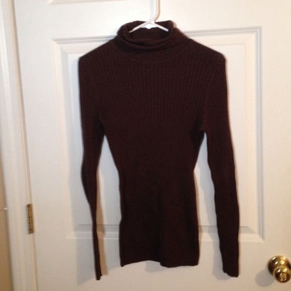Sz M brown turtleneck