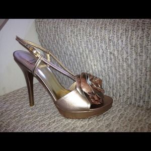 Stuart Weitzman charo shoes. NIB, size 8.5