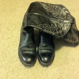A women's size 7 black cowboy boots