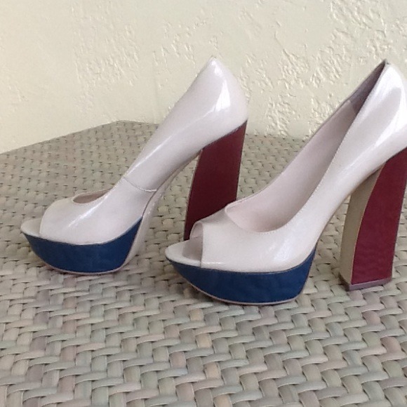 Platform peep toe patent leather pumps
