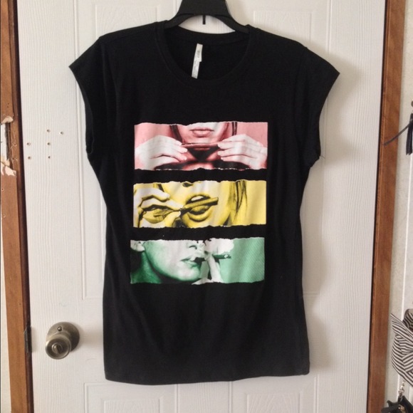 Rolling a blunt shirt