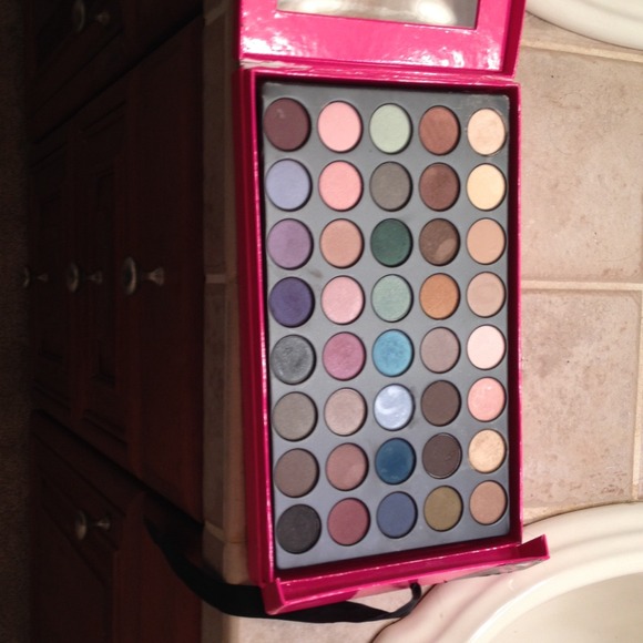 40 color eye shadow pack,used one color once.