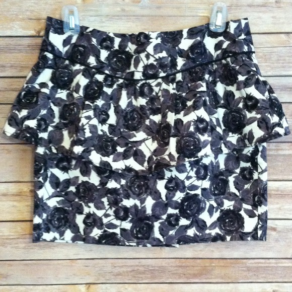 Dresses & Skirts - Black and grey floral peplum skirt 🌹