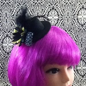 Small black hat with feathers, flower and bling