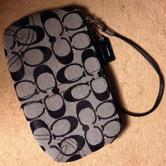 Authentic Coach Wristlet NEW WITHOUT TAGS - Picture 2 of 4