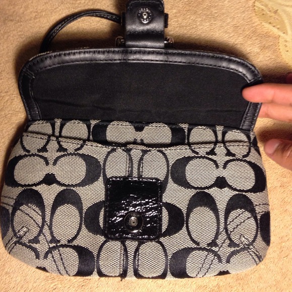 Authentic Coach Wristlet NEW WITHOUT TAGS - Picture 3 of 4