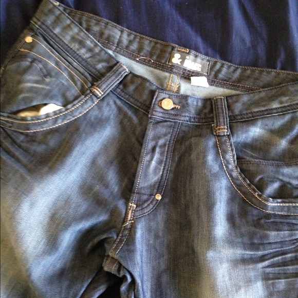 Plain blue jeans. - Picture 4 of 4