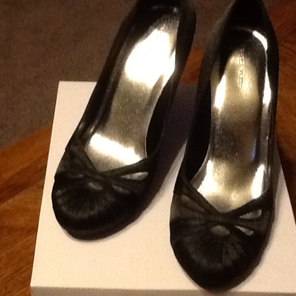 Black satin shoes - Picture 2 of 2