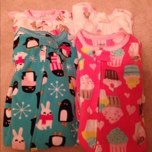 ⛔️sold in a bundle⛔️4 baby girl fleece footed pjs