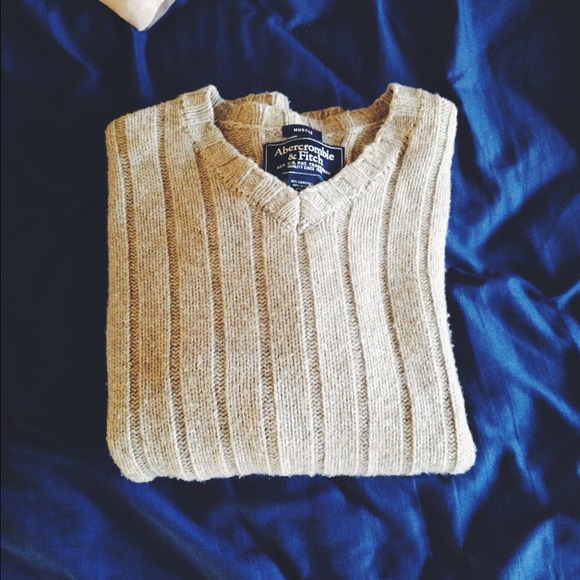 Abercrombie & Fitch v neck sweater. - Picture 1 of 4