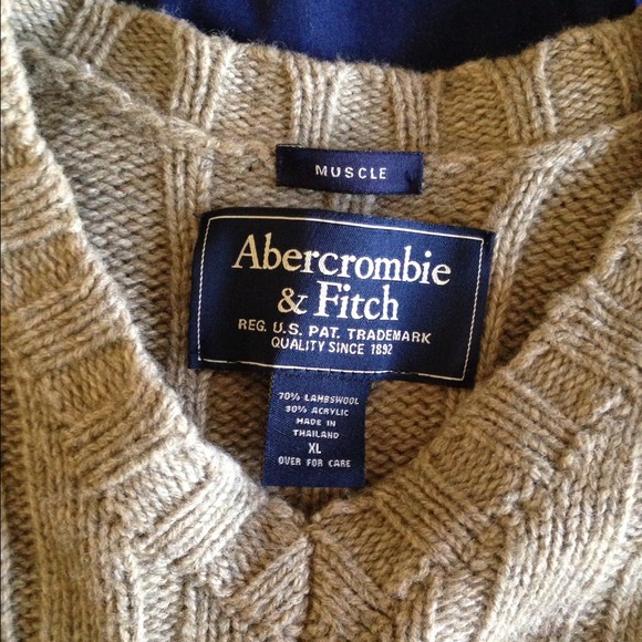 Abercrombie & Fitch v neck sweater. - Picture 2 of 4