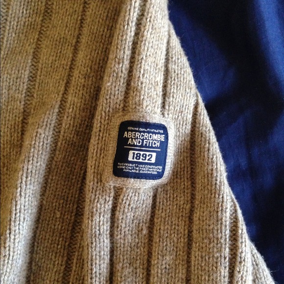 Abercrombie & Fitch v neck sweater. - Picture 3 of 4