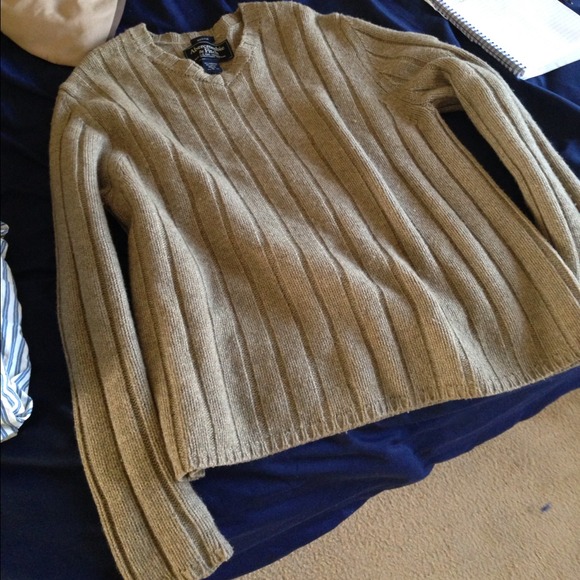 Abercrombie & Fitch v neck sweater. - Picture 4 of 4