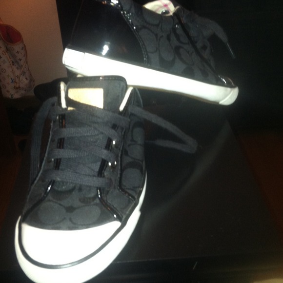 Authentic Coach black shoes! Price reduced🔴