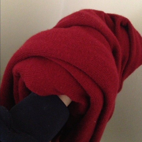 Red cashmere sweater. - Picture 4 of 4