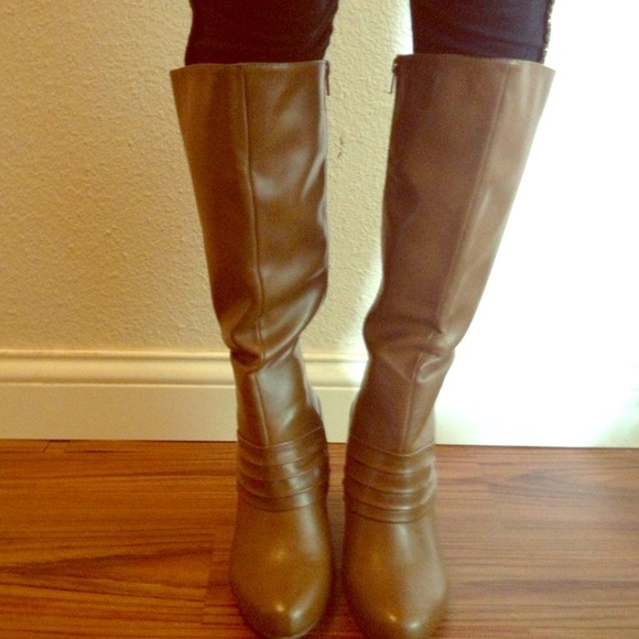 ***PRICE REDUCED*** G.H. Bass knee high boots
