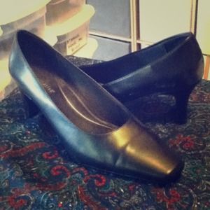 Square toe classic pumps