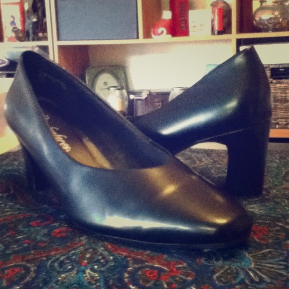 Classic black pump
