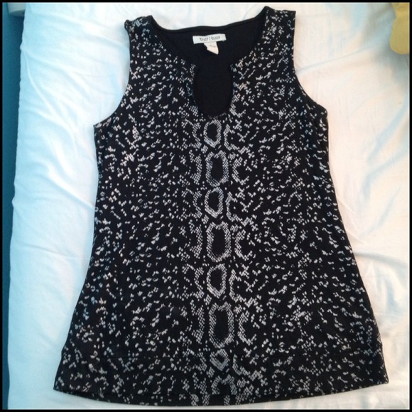 ❌SOLD IN BUNDLE Snakeskin tank with keyhole neck