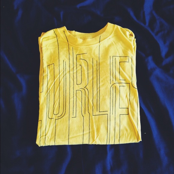 Hurley t shirt. - Picture 1 of 3