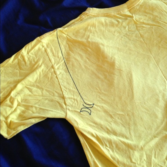 Hurley t shirt. - Picture 3 of 3