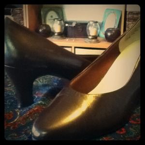 Brown leather pump