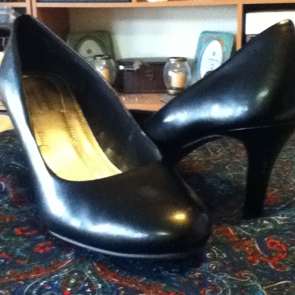 Black leather pump