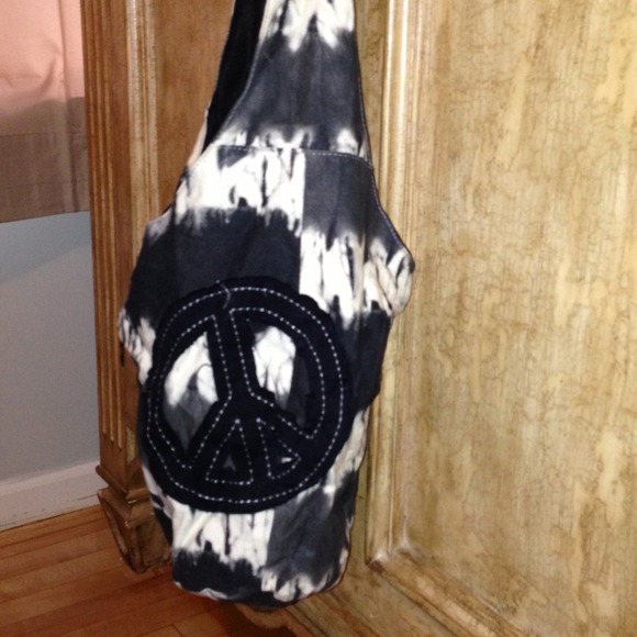 B&W tie dye peace sign cross body! - Picture 2 of 4