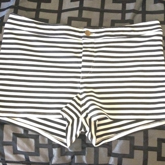 HP🎉🎉 High waisted stripe shorts