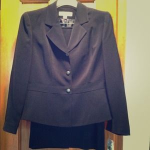 Le Suit navy skirt suit - NWT size 10P