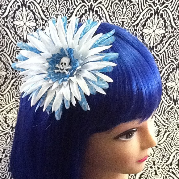 Blue &white skully hair flair flower.