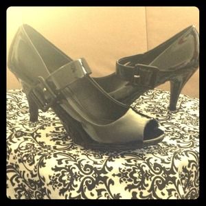 NEW! Reaction By Kenneth Cole- Shiny Blk Heels 6.5