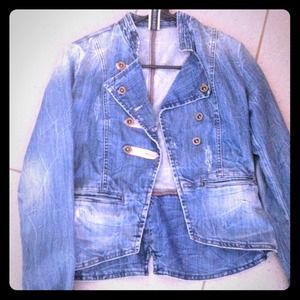 Super cute denim blazer