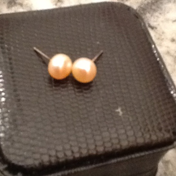 Pink pearl earrings