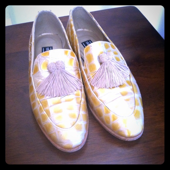 Stuart Weitzman Shoes - Stuart Weitzman Tassle Loafers