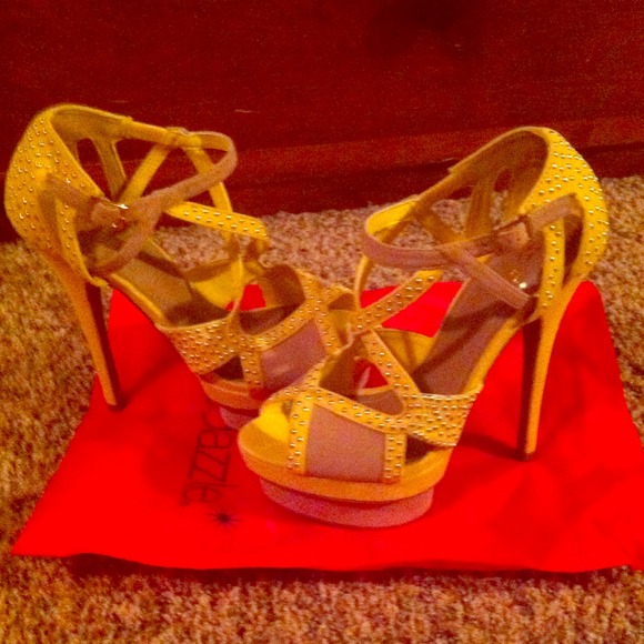 7.5 Beautiful Gray & Yellow Shoedazzle Heels!