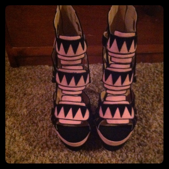 7.5 Beautiful Pink & Black Shoedazzle heels!