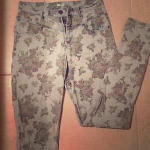 Awesome floral UO(BDG)highrise pipe leg jeans!