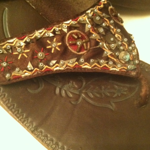 Brown foam wedges with tribal beads! - Picture 2 of 3